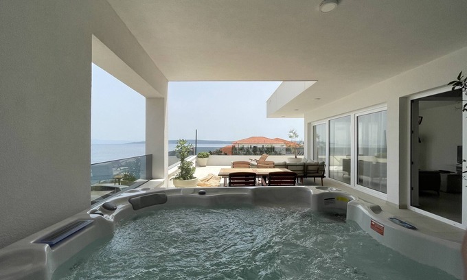 Zavala Apartamento | Exclusive 2 Bedroom Seafront Suite w/ jacuzzi