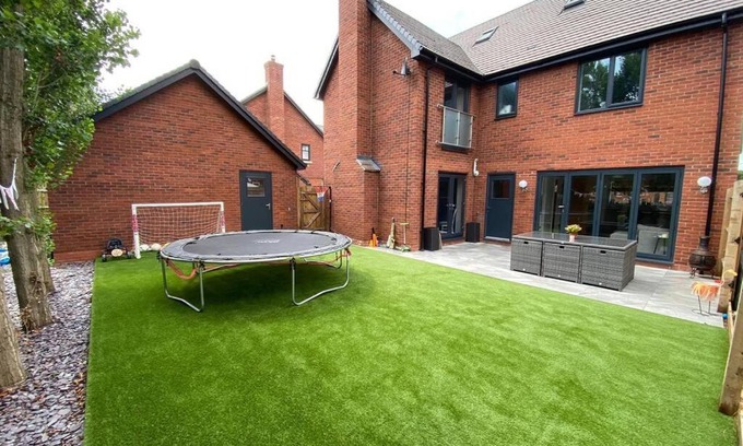 Atherstone Casa | Exclusive 5 Bed Family House in Village Location