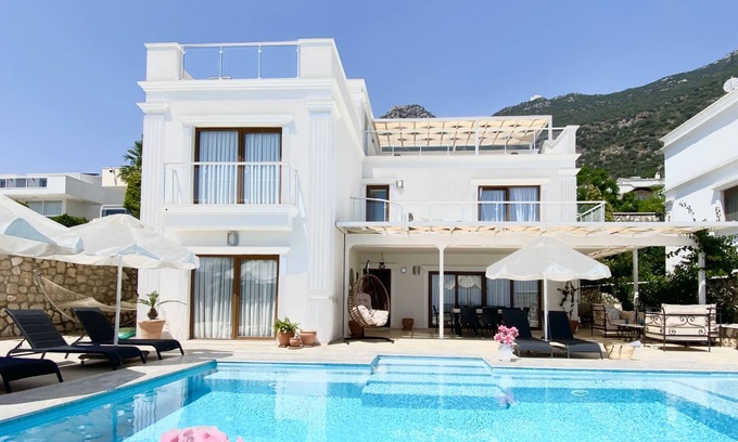 Kalkan Villa | Exclusiva villa de lujo con piscina infinita climatizada, jacuzzi y vistas panorámicas.