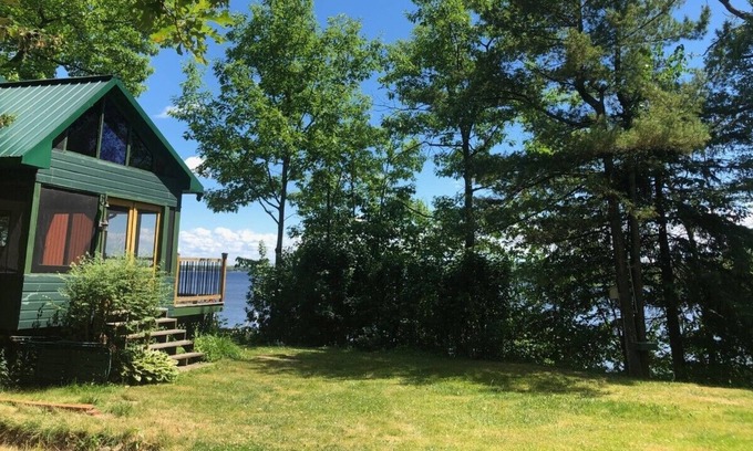 Pontiac Cabaña | Exclusive all-seasons waterfront cottage for family getaway or fishing adventure