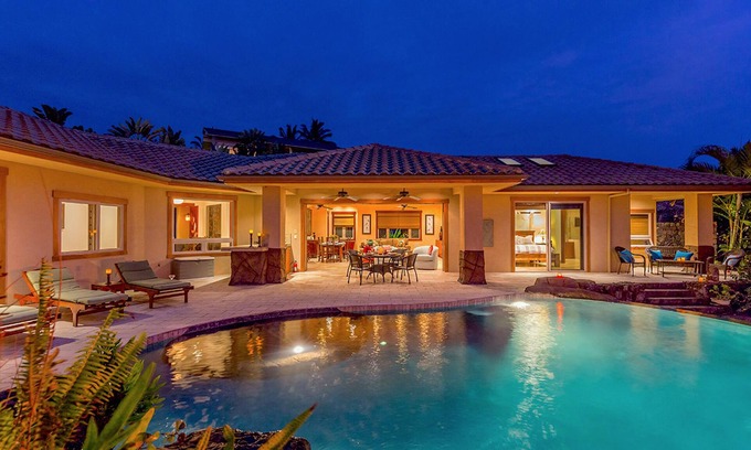 Historic Kailua Village Casa | Área exclusiva, Privacidad, Piscina infinita con calefacción SW, Excelente vista al mar / CI de 24 horas