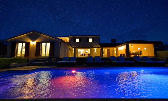 Kavran Villa | Exclusiva villa, muy bien amueblado con terrazas y piscina.