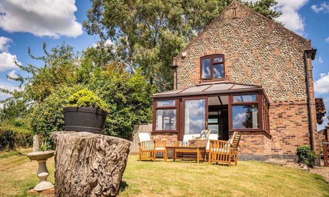 Horning Casa | Exclusive Cottage - Hot Tub - Pets OK - In Norfolk Broads