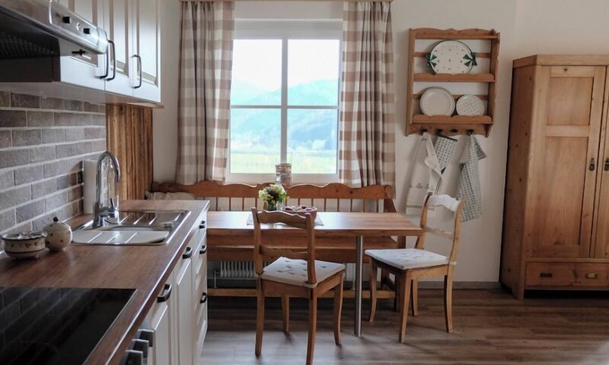 Lunz am See Apartamento | Exclusivo apartamento de estilo rústico con bañera independiente y vistas a las montañas.