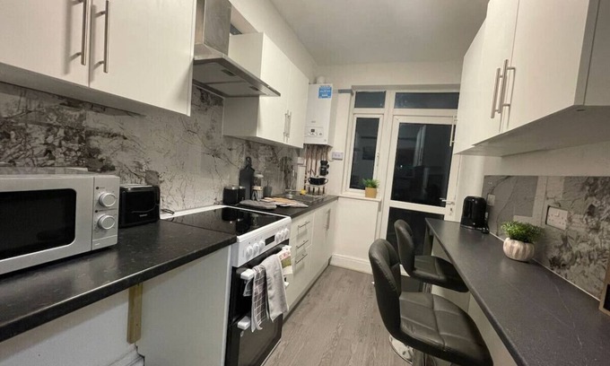 Luton Casa | Exclusive Ensuite Escape near the Mall