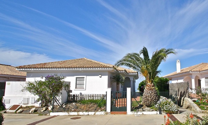 Cabo Roche Casa | Exclusiva casa de vacaciones para 10 personas con piscina en primera línea de mar