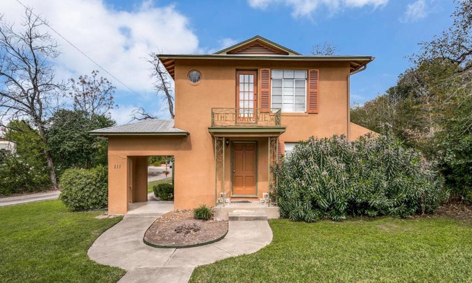 Uptown Apartamento | Exclusive Historical Townhome: serene and cozy