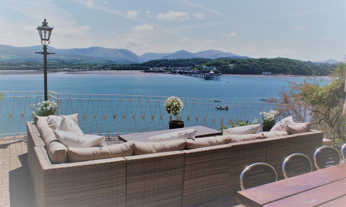 Menai Bridge Casa | EXCLUSIVE HOUSE PRIVATE BEACH SEA FRONT SLEEPS 13 AMAZING VIEWS