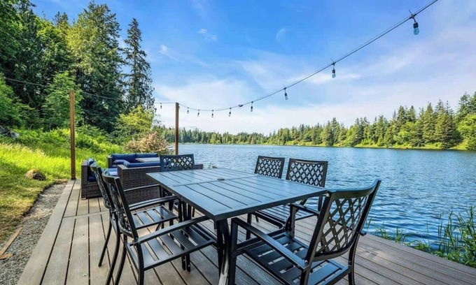 Three Lakes Casa | Exclusive Lakefront For 10 with Sauna, Kayaks, Peace