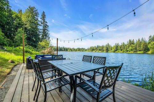 Three Lakes Casa | Exclusive Lakefront For 10 with Sauna Kayaks Peace