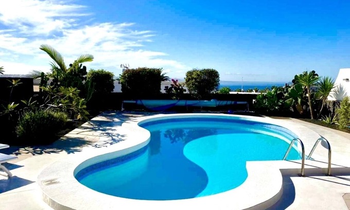 Playa Blanca Villa | Recientemente renovado, ubicación privilegiada, Playa Blanca, piscina privada, vistas al mar, cerca de la playa, WiFi, SAT