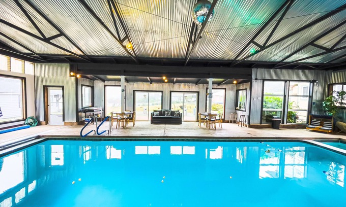 Smith River Otro | ¡Cabaña, RV y Casa de Lujo con Piscina Interior Privada Climatizada!