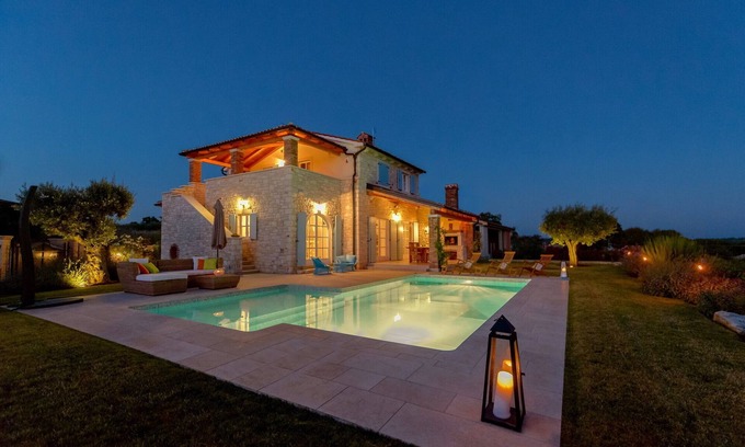 Sveti Lovrec Villa | Exclusiva villa de lujo con piscina y barbacoa, ideal para familias.