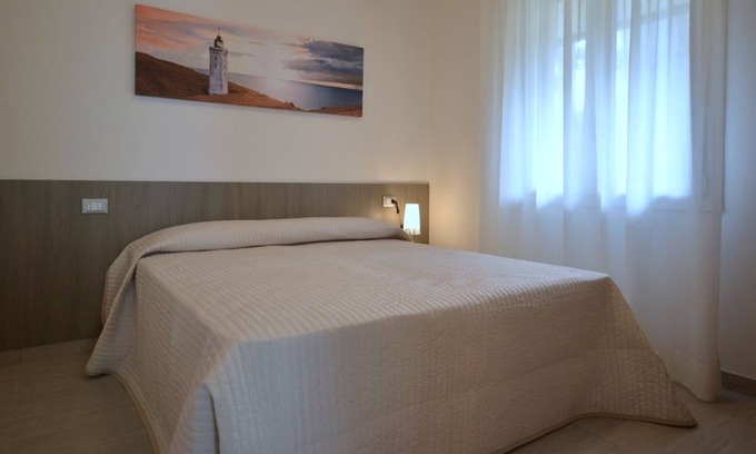 Bibione Lido dei Pini Villa | Exclusiva villa moderna con garaje privado y jardín vallado.