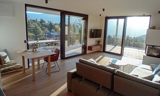 Tesimo Apartamento | Exclusive panoramic apartment with fireplace! Centrally located between Merano and Bolzano.