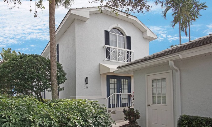 Pelican Bay Condominio | Exclusive Pelican Bay, 2 BR + Den with Garage, 2nd Floor Unit in Barrington Club