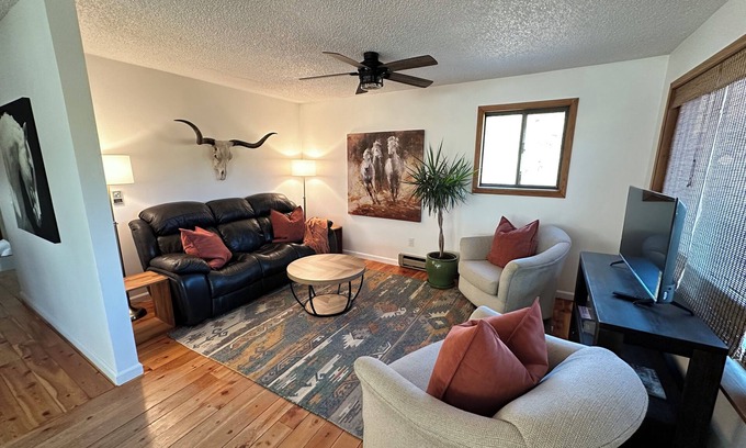 Pompeys Pillar Otro | Exclusive stay on a working ranch nestled in the tranquil prairies of Montana.