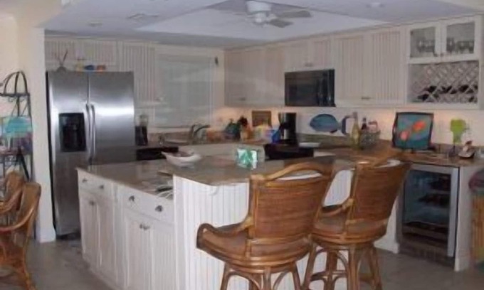 New Smyrna Beach Condominio | Exclusivo tercer piso de tres habitaciones y tres baños condominio.