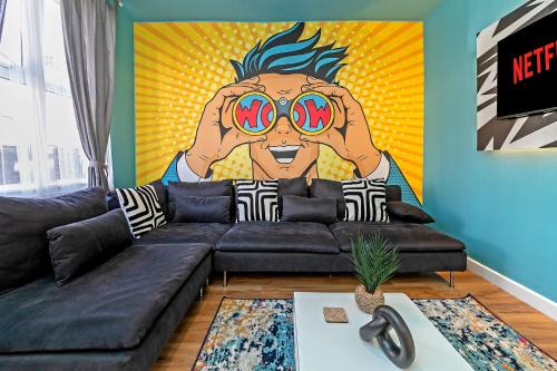 Luton Casa | Exclusive Town Centre Home, FREE Parking, Walk to TRAIN STATION, Near AIRPORT, LUXURY Stay, GARDEN, POP ART Decor
