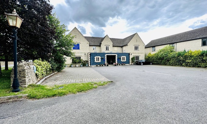 Long Hanborough Cama Y Desayuno | Exclusive use of a 12 Bedroom Property - Sleeps 24 Perfect for Groups & families
