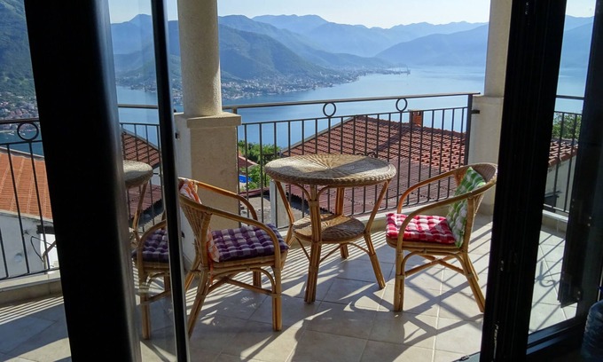 Klinci Villa | Piscina privada y terrazas con espectaculares vistas panorámicas de la bahía de Kotor