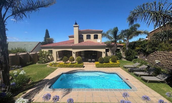 Heldervue Casa | Exclusive vacation home with sea views in Somerset West