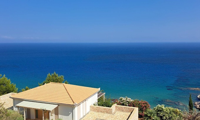 Vasilitsion Casa | Exclusive villa directly overlooking the sea with spectacular sea views