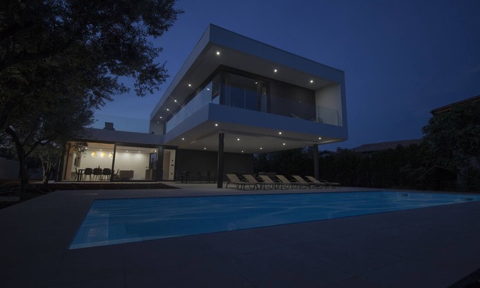 Peroj Villa | Villa exclusiva a estrenar, gran jardín. Apertura de julio de 2019! Primer año de promo