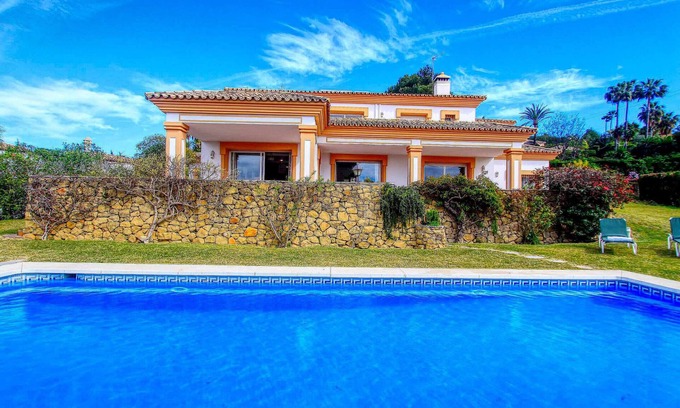 Nueva Milla de Oro Chalet De Esquí | Villa familiar barbacoa con piscina climatizada vista al golf gran jardín