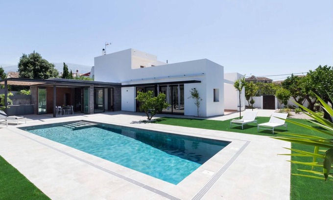 Melegis Villa | Exclusiva Villa con jardín y piscina
