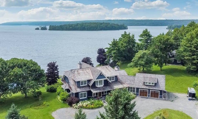 Rideau Lakes Casa | Exclusive Waterfront Getaway with Beach & Bunkie