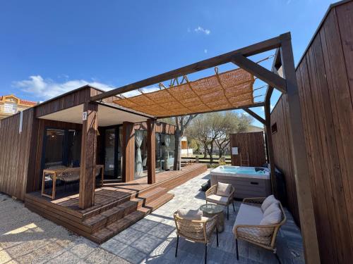 Privlaka Casa | Exclusive Wellness House with Jacuzzi and Sauna, 10 Gardens