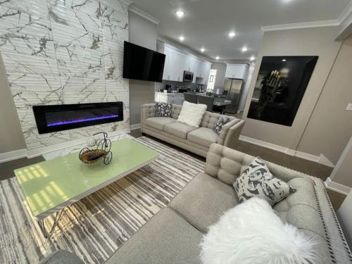 Greater Grand Crossing Apartamento | Exec Lux home wth 3 Level,6 Bdrms/3bth & 2 Kitchen
