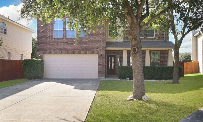 Scenic Oaks Casa | Hot Tub, Firepit & Propane Gridle 5 minutes to La Cantera & The Rim!