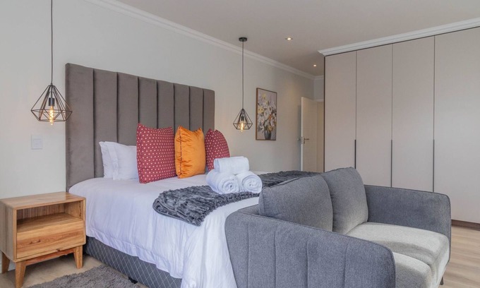 Westcliff Cabaña | Executive 1-bedroom cottage in Hermanus with AC and kitchen.