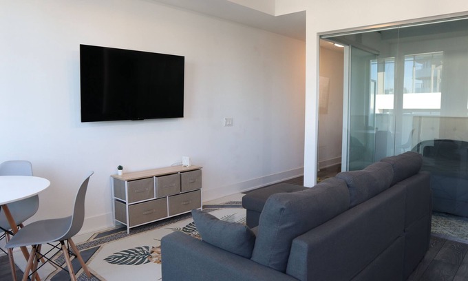 Church and Wellesley Condominio | Executive 1 BR 2 bed Condo on Church + Carlton