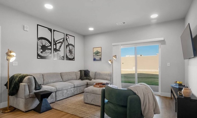 Rogers Apartamento | Bike Inspired Apt, 2 King BR/2BA near UARK, Trails, AMP & Top Golf + Heated Pool & Pinnacle Hills