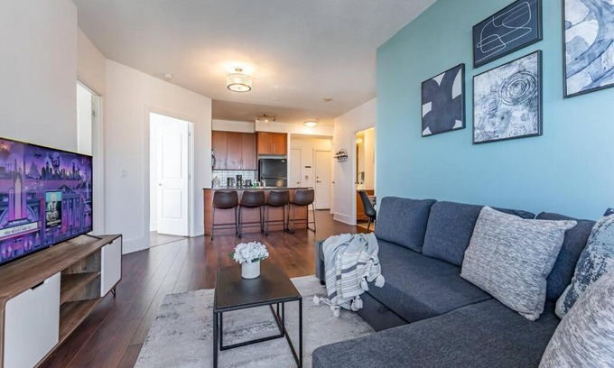 Downtown Mississauga Apartamento | Executive 2BR-2Bath Condo, High Floor, Parking