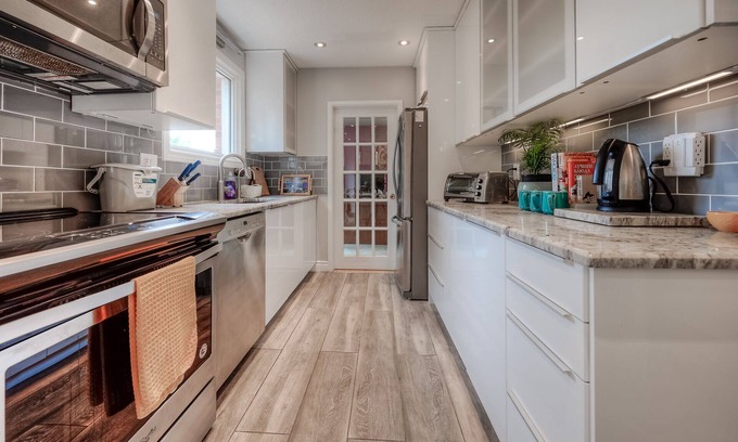 Waterloo Casa | Executive 3 Bedroom Suite in the Heart of Waterloo