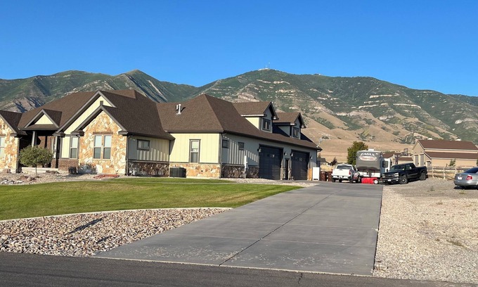 Tooele Casa | Executive 3BR Airport 15 Min Garage Project-Ready 1- Acre I-80 Access
