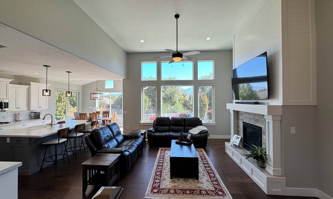West Jordan Casa | Executive 4-bedroom house in West Jordan with hot tub - Mountains & ski resorts
