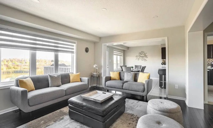 Brampton Casa | Executive 4BD/3BA home with Free Parking|Wi-fi|Office|Views|Park Access
