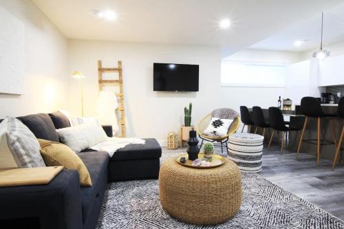 Edmonton Apartamento | Executive Bsmt Suite, King Bed, 5 min to DT & Whyte Ave, Sleeps 6!