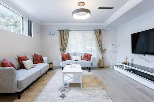 Perth Casa | Executive CBD Perth House 4BR 3BA 2Pk SLEEP 8!