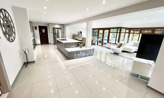 Waterlooville Casa | Executive Detached 5 Bedroom Home