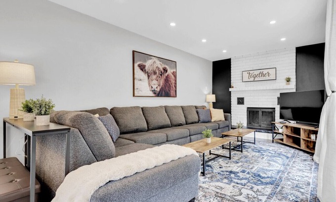 Lisgar Casa | Executive Family Home Near, Go, Shops, Hwy, Transit