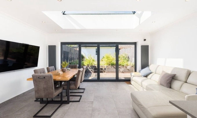 Cradley Casa | Executive Harborne House