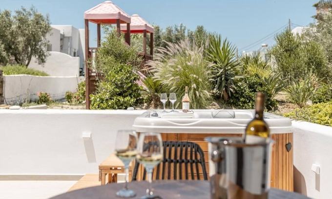 Plaka Apartamento | Executive Jacuzzi Suite Garden View