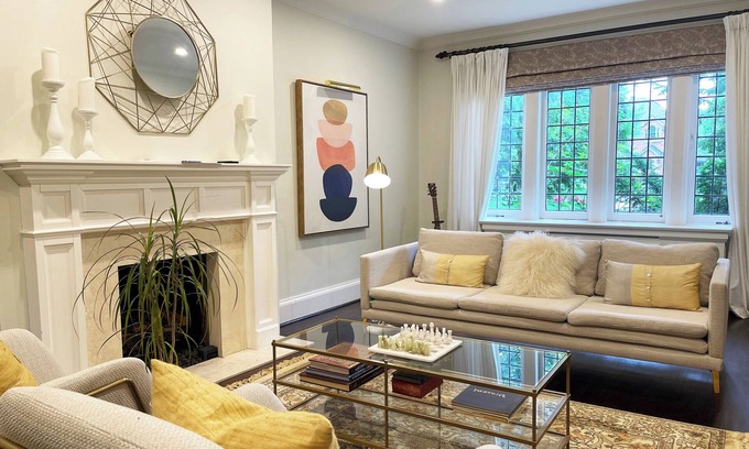 The Kingsway Casa | EXECUTIVE KINGSWAY HOME AVAIL AUG 1ST ‘25 TO THE SUMMER OF ‘26