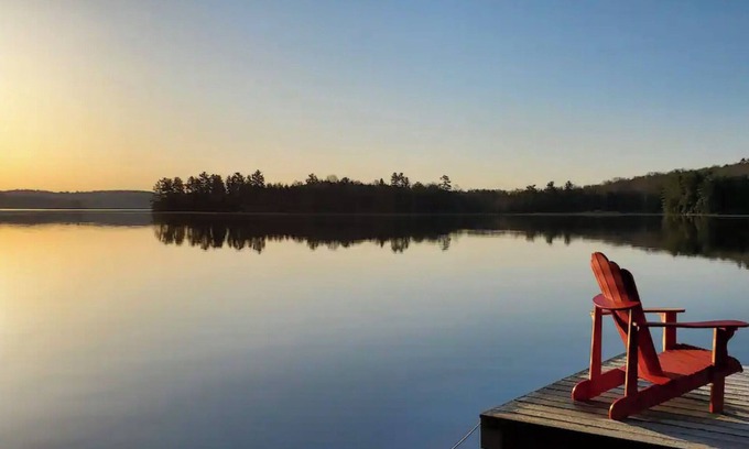 Baysville Cabaña | Executive Lake Front Cottage with Hot tub